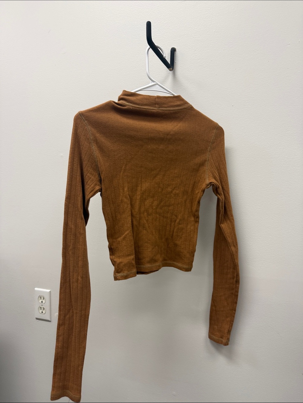American Eagle Outfitters Ribbed Long-Sleeve Crop Top - Warm Brown - Picture 3 of 3